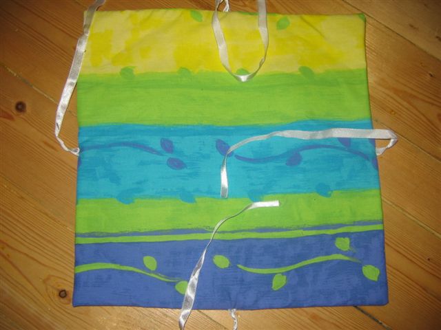 ebbl kszlt, 35x35-s ngyzet, hrom rteg, az oldalak kzepn kb. 25 cm-es ktalkalmatossg.
